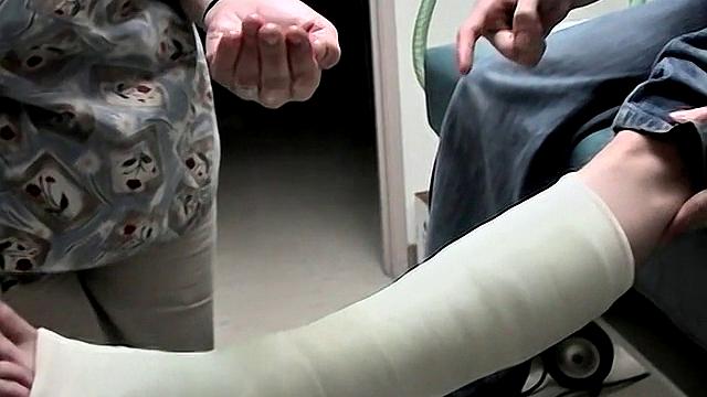 Evan Heinze Gets Foot Cast with Ian Madrox