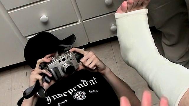 Evan Heinze Gets Foot Cast with Ian Madrox