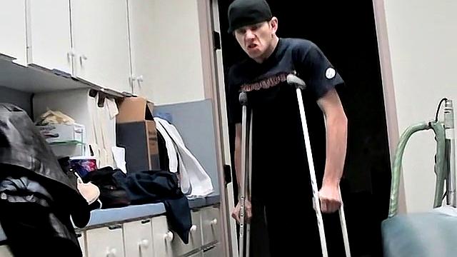Эван Хайнц получает гипс на ногу с Иэном Мадроксом