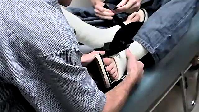 Evan Heinze Gets Foot Cast with Ian Madrox