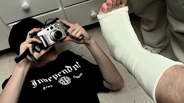 Evan Heinze Gets Foot Cast with Ian Madrox