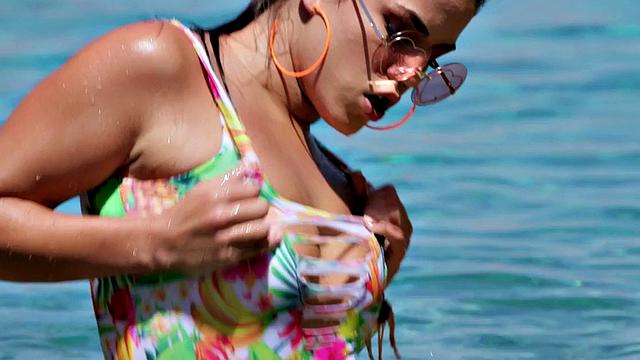 Outdoor nympho babe gets anala fter bikini teasing