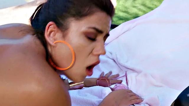 извращёнка в бикини довела до жёсткого анала на свежем воздухе