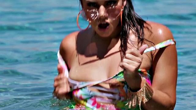 Outdoor nympho babe gets anala fter bikini teasing