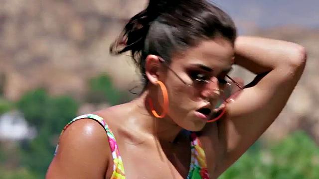 извращёнка в бикини довела до жёсткого анала на свежем воздухе