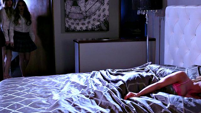 Stepmom dyke pussylicked in threesome during sapphic session