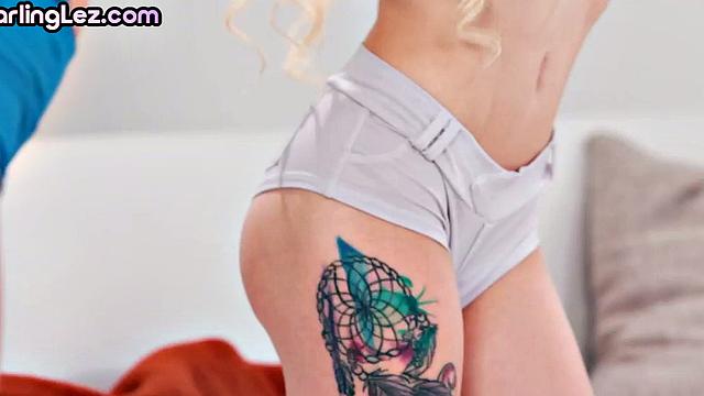 Tiny 21yo lesbo babe fingered by her BFF before scissoring