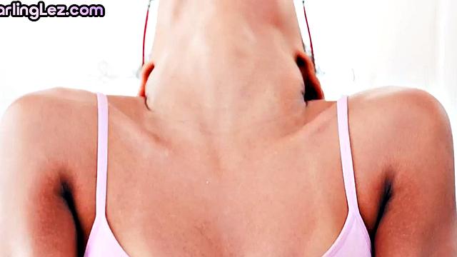 Крошечная лесбиянка не выдерживает пальчиков подруги и бросается в жаркий трибадизм