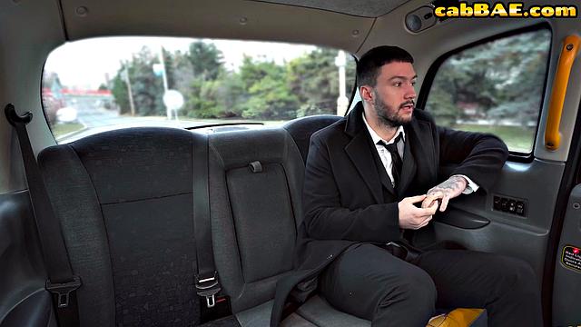 Пышногрудая зрелая женщина получает страстный секс на заднем сиденье автомобиля от пассажира.