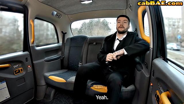 Пышногрудая зрелая женщина получает страстный секс на заднем сиденье автомобиля от пассажира.