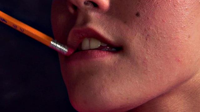 блондинка соблазняет ногами и трахается на столе