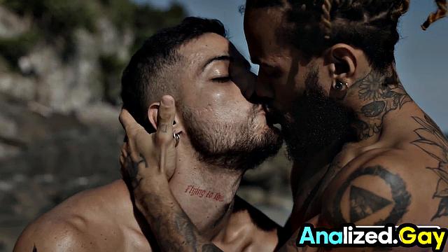 Латино красавчик устроил двойной анал на пляже, пока другие загорали и не поняли, к чему этот бардак вообще был нужен.
