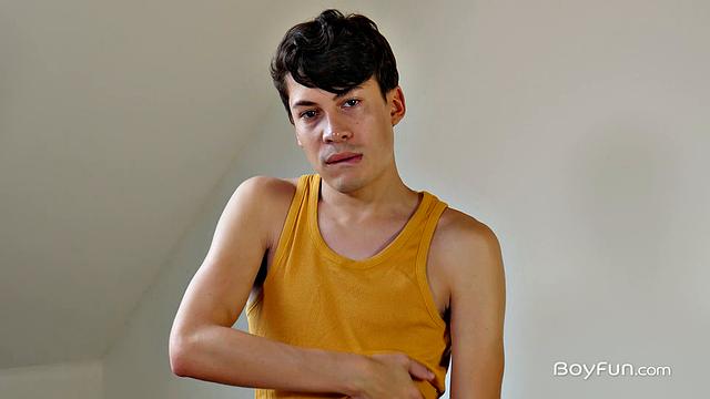 Дэнни Бьянки дрочит свой твинковый член