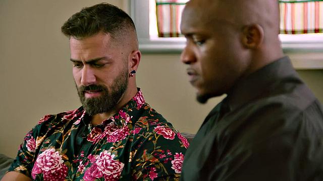 чёрный качок вылизывает и сосёт волосатого сводного брата до мощного конча