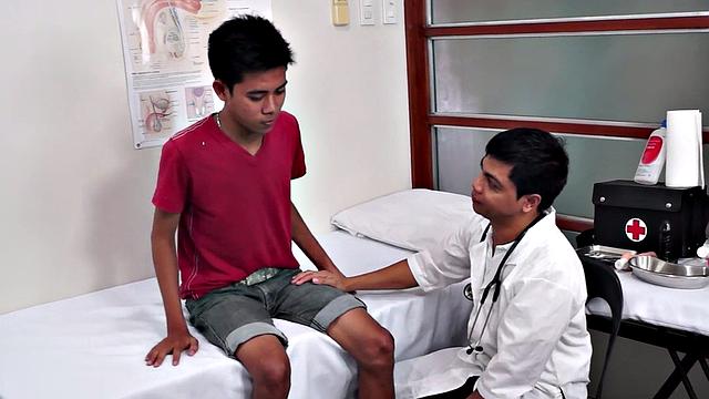 Азиатский твинг проверяет, чем доктор лечит изнутри