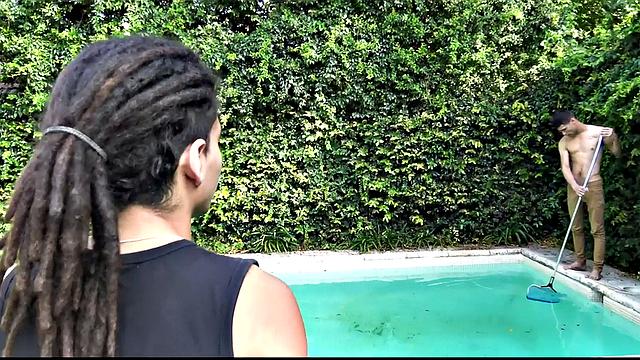 накачанный чувак раздевается и соблазняет парня с зелёными глазами