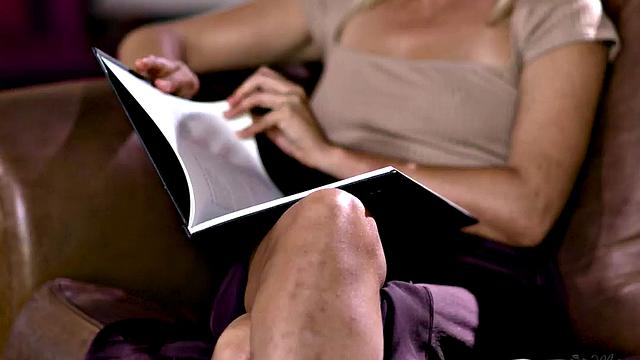 Lesbian beauties love playing with pussies while fingering