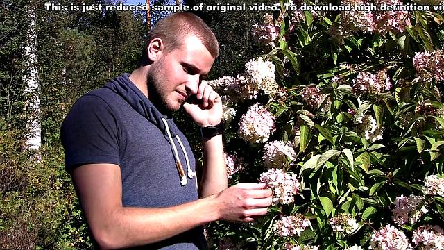 жадная брюнетка заглатывает здоровенный член до упора