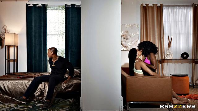 Две подруги соблазняют Mazee через стену - кто кончит громче?