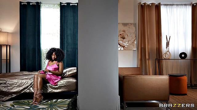 Две подруги соблазняют Mazee через стену - кто кончит громче?