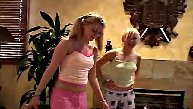 блондинка заводит компанию - летние игры без одежды и тормозов