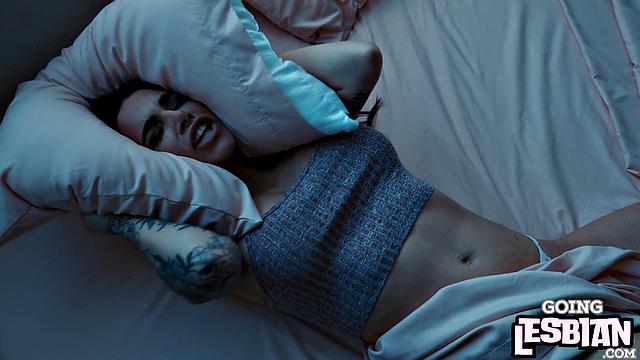 Блондинка мастурбирует с большим дилдо на камеру.