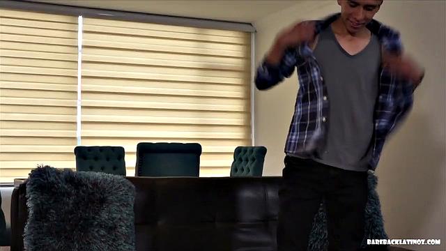 Два мужика разрывают постель страстью и кончают жёстко вместе.