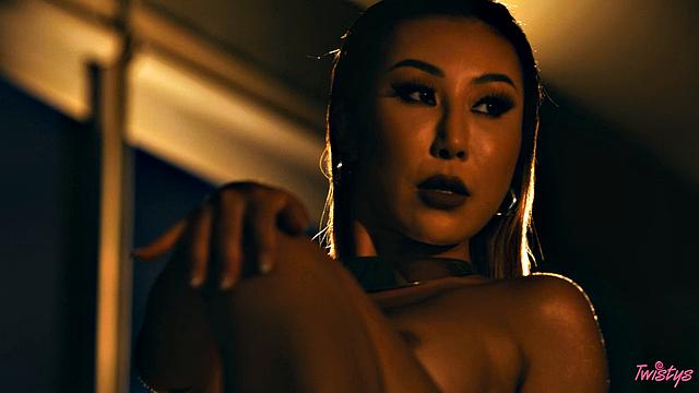 Николь Доши раздвигает ноги на стуле и дрочит до оргазма у панорамного окна, кайфует от своей киски и соблазняет взглядом города ночью.