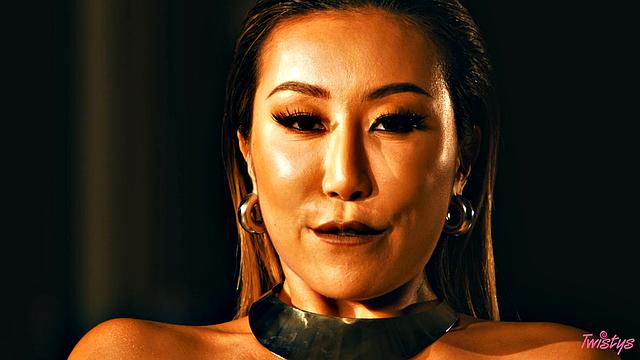 Николь Доши раздвигает ноги на стуле и дрочит до оргазма у панорамного окна, кайфует от своей киски и соблазняет взглядом города ночью.