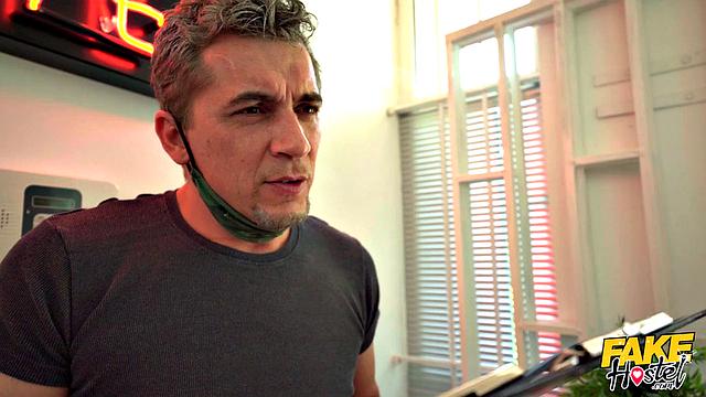 Две бисексуальные красотки устроили вечеринку с арендодателем - всем по удовольствию и ни одной скучной минуты!