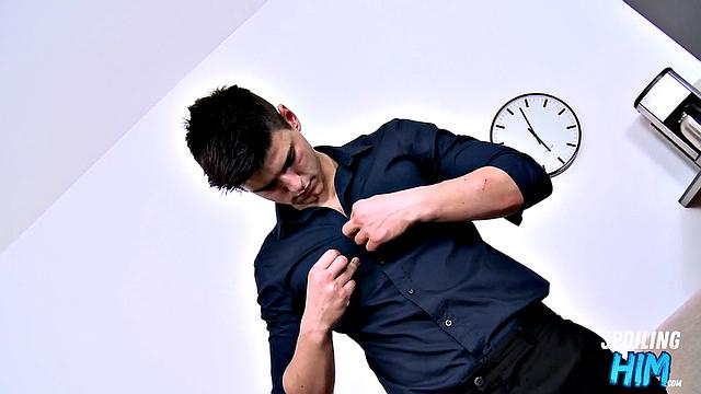 Парень с упругим членом скачет на мужике на первом кастинге, гей-секс.