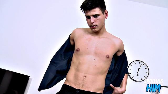 Cute twunk bouncing on lucky dude