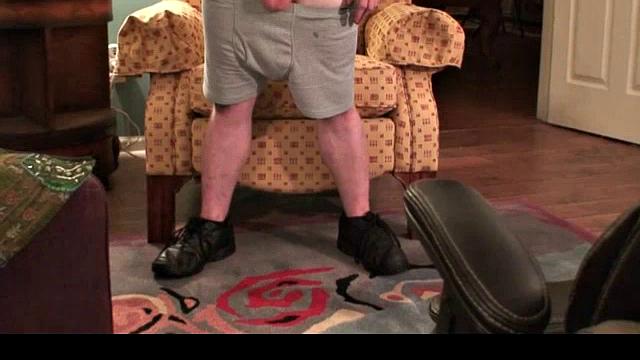 чарли дрочит с юмором и заливает всё вокруг