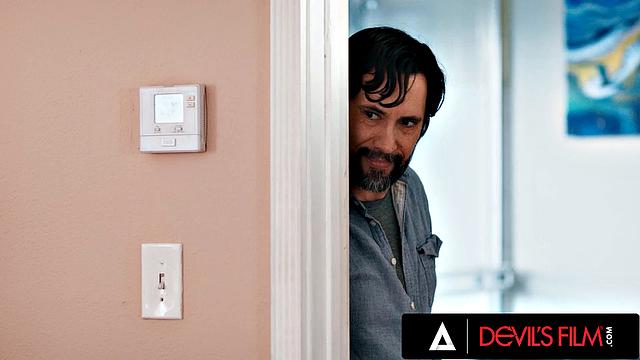 Addison Vodka мастурбирует, а сосед застает и трахает её прямо на глазах мужа-куколда.