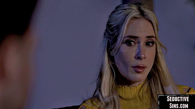 Страстная брюнетка раздвигает ноги для черного любовника и сходит с ума от фака в киску.