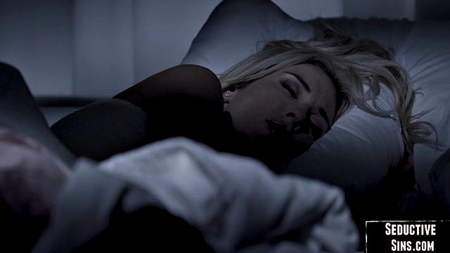 Страстная брюнетка раздвигает ноги для черного любовника и сходит с ума от фака в киску.