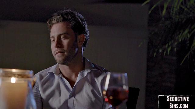 Страстная брюнетка раздвигает ноги для черного любовника и сходит с ума от фака в киску.