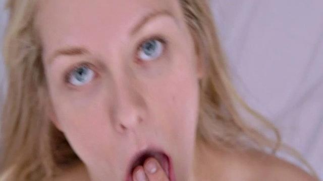 блондинка-студентка в кружевном белье страстно трахается в попку