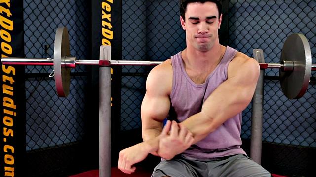 Amateur hunk strips and masturbates in the gym