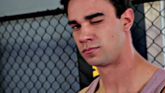 Amateur hunk strips and masturbates in the gym