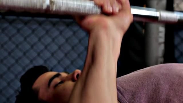 Amateur hunk strips and masturbates in the gym