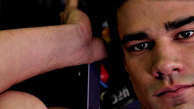 накачанный парень дрочит в спортзале