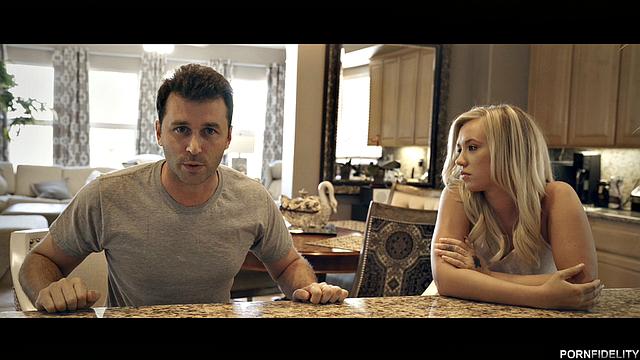 Собралась уйти, но он разъярённо её трахает