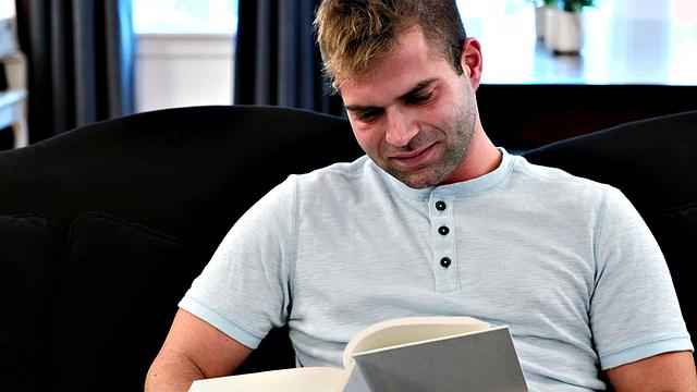 смотри, как эмма шей сосёт член в костюме развратной горничной