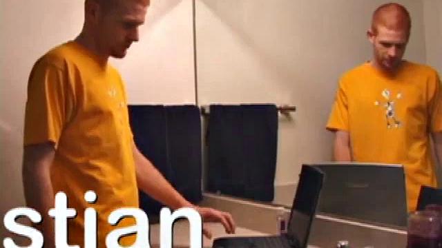 Тристиан дрочит в ванной и кончает на зеркало