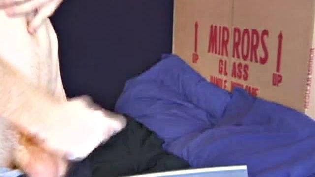 Тристиан дрочит в ванной и кончает на зеркало