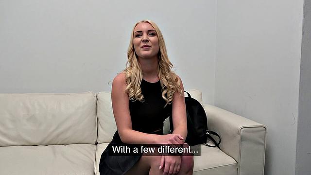 блондинка с натуральной грудью трахается на столе в позе наездницы