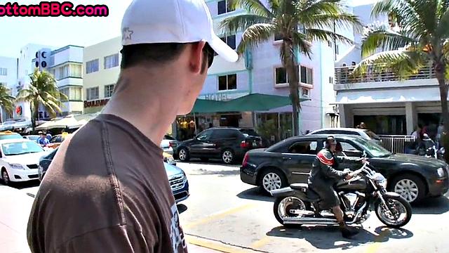 black thug hunk gets assfucked by amateur top