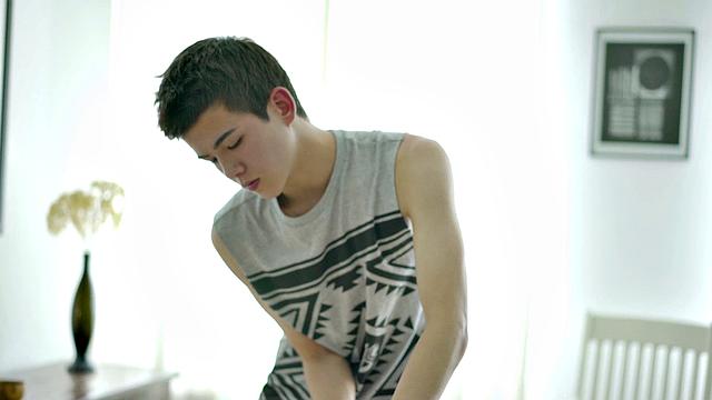 Young stud gets fingered before bareback pounding in steamy massage session