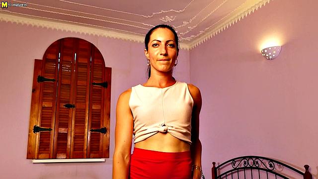 Похотливая мамка не может остановиться - её мокрая киска требует член